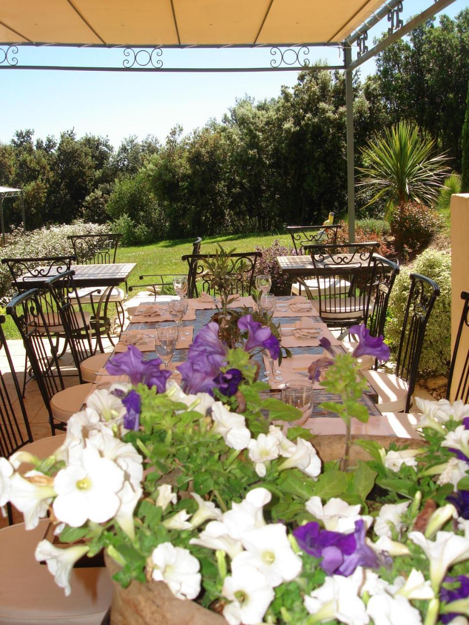Hotel Restaurant Le Gardon - Pont Du Gard Collias Exteriör bild